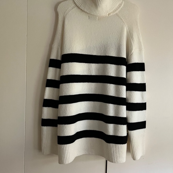 Woman s Sweater - Picture 2 of 4